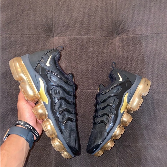 gold vapormax plus